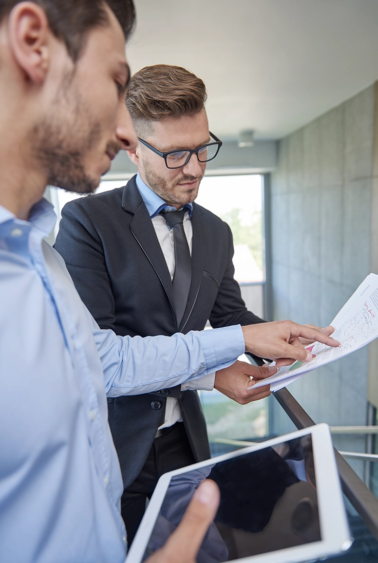 Consultora analisando documentos de regularização empresarial